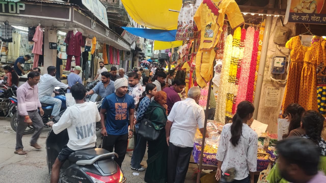 छहमुखी चौराहे पर रेंगते वाहन। 