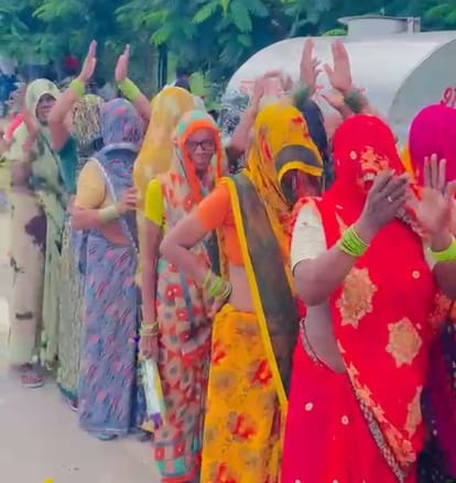 छाता शुगर मिल पर धरने में गीतों की गूंज और नृत्य के जाती महिलाएं। 