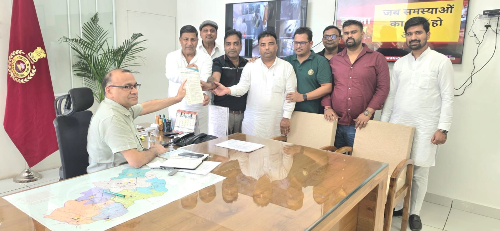 डीसी की मांग पत्र सोंपते आढती