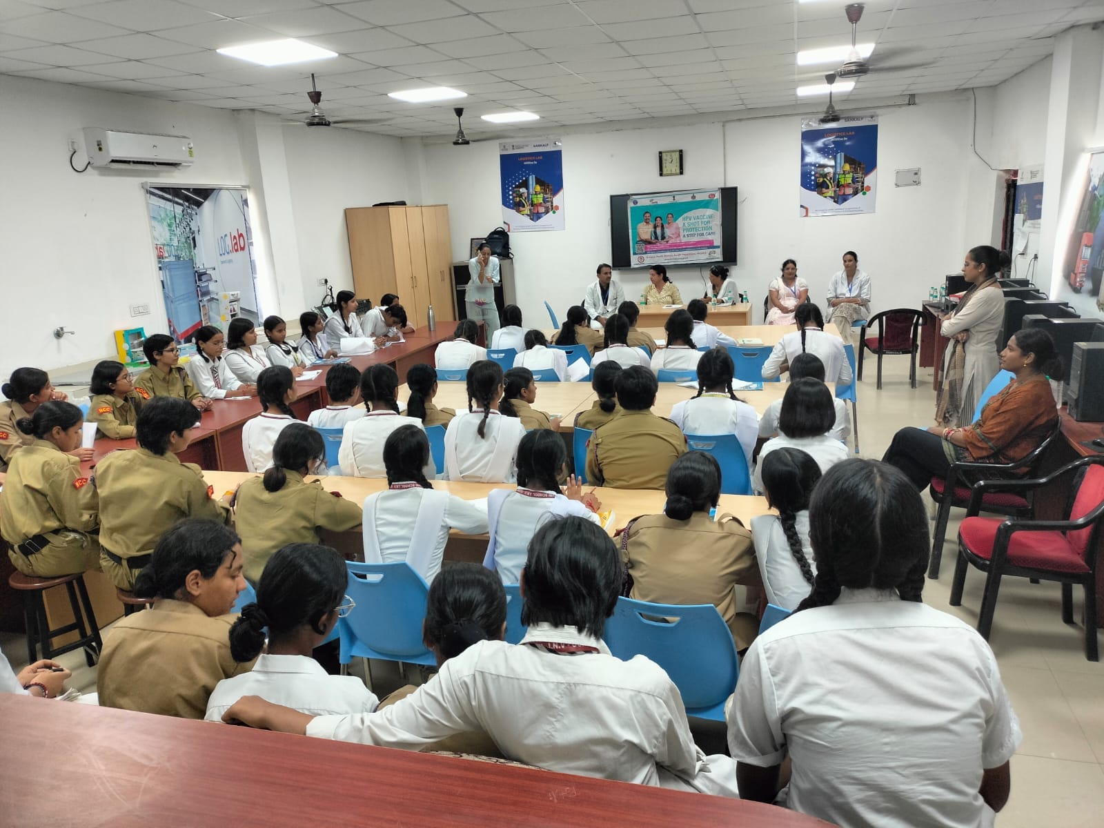 फरुखनगरपीएमश्री जवाहर नवोदय विद्यालय मोहम्मदपुर में मानव पैपिलोमा विषाणु टीके के प्रति जागरूक