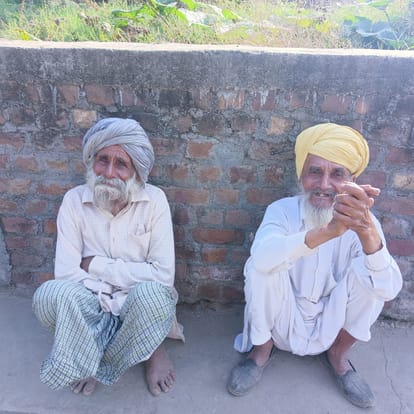 फोटो 02 पठानकोट डीसी रिहाइश निकट टावर पर चढ़े दोनों बुजुर्ग। संवाद फोटो 02 पी 01 टॉवर पर चढ़ने