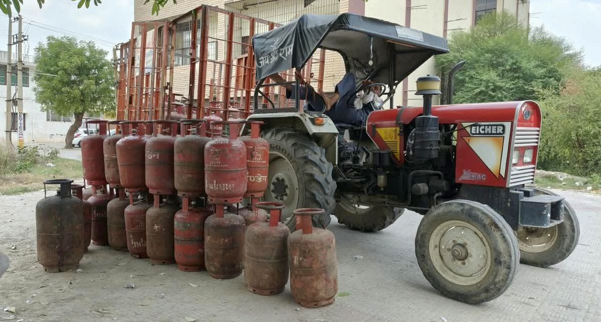फोटो 02जेएनडी09-शहर में एक जगह सप्लाई के लिए लाए गए सिलिंडर। संवाद