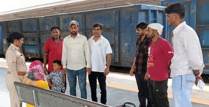 फोटो 02जेएनडी12-रेलवे जंक्शन पर यात्रियों को जागरूक करते हुए एएसआई कविता। स्रोत पुलिस