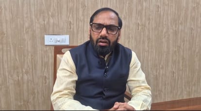 फोटो 02जेएनडी22-पत्रकारों से बातचीत करते हुए विधायक देवेंद्र चतरभुज अत्री। स्रोत कार्यकर्ता