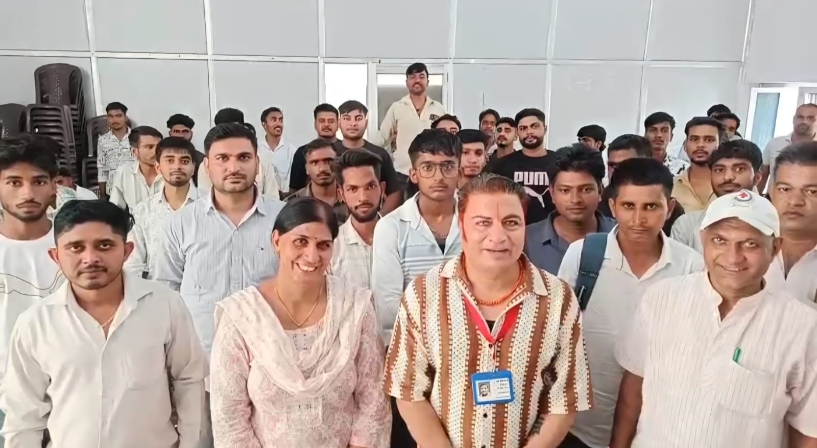 फोटो 02जेएनडी23-रेडक्रॉस भवन में आयोजित ट्रेनिंग शिविर में मौजूद डॉ. राजेश भोला और अन्य। स्रोत 
