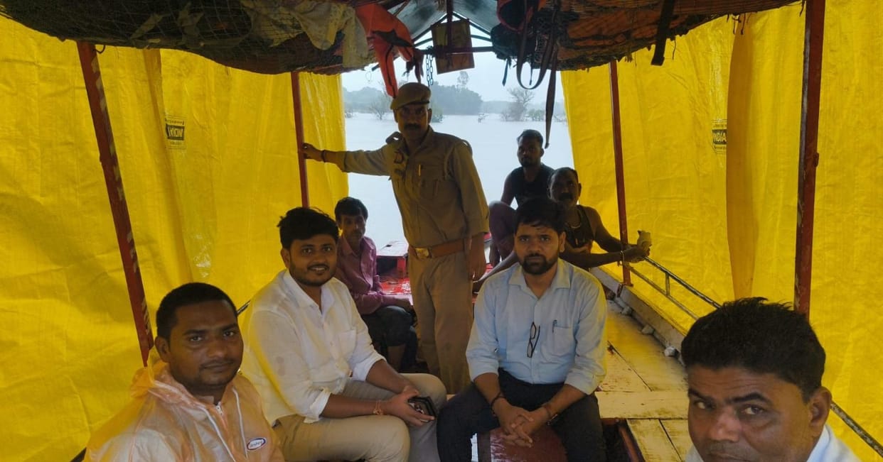 Steamer arrives in Bilgaon; boatmen receive life jackets.