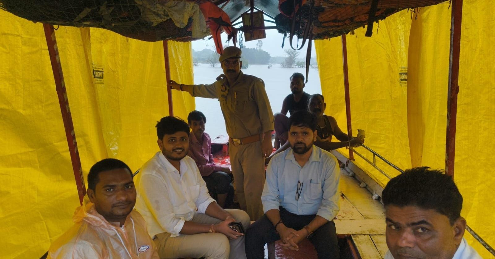 फोटो 03 एचएएमपी 26- बिलगांव में विरमा नदी के रपटे से स्टीमर के जरिये आवागमन करते ग्रामीण।  संवा