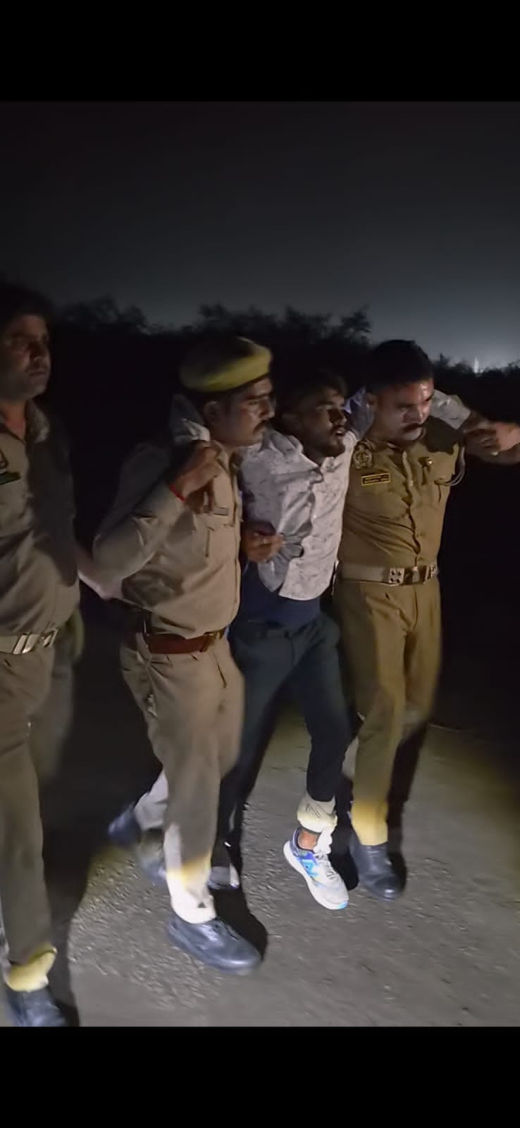 फोटो - 03 पुलिस गिरफ्त में आरोपी बदमाश। पुलिस