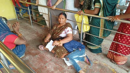 फोटो 1 जिला अस्पताल में दवा काउंटर पर लंबा इंतजार करने के बाद बुखार से पीड़ित बच्चे को लेकर जमी