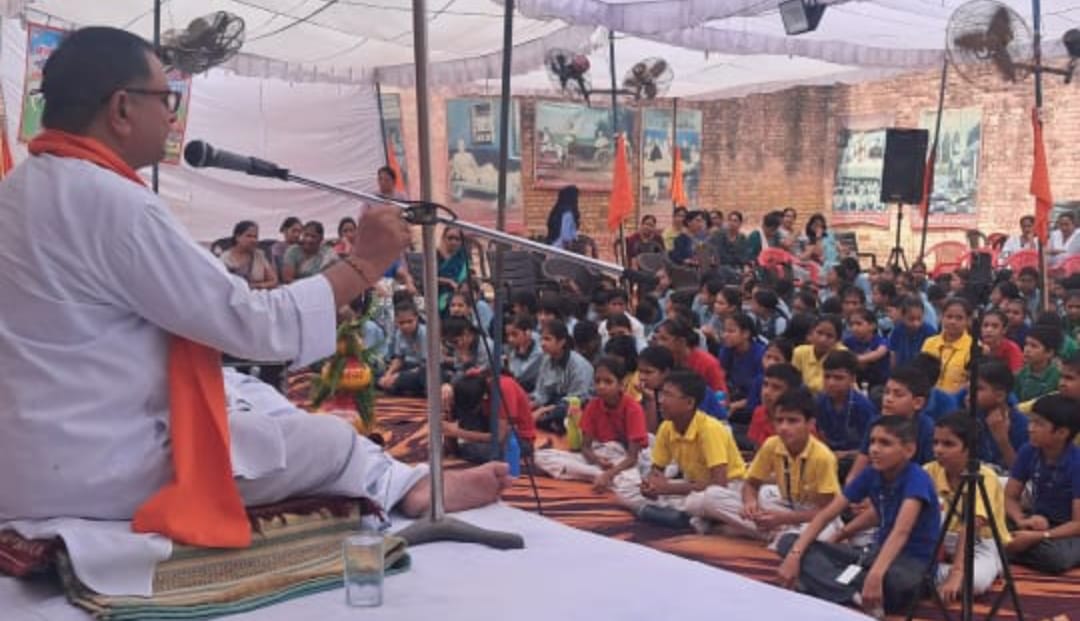 फोटो 1 नरवाना। विद्यार्थियों को दिए संस्कारों के संदेश देते हुए। स्रोत समाज।