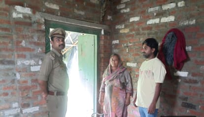 फोटो 10-आमापुर में पटाखा निर्माता की कोठरी में जांच करती पुलिस। संवाद