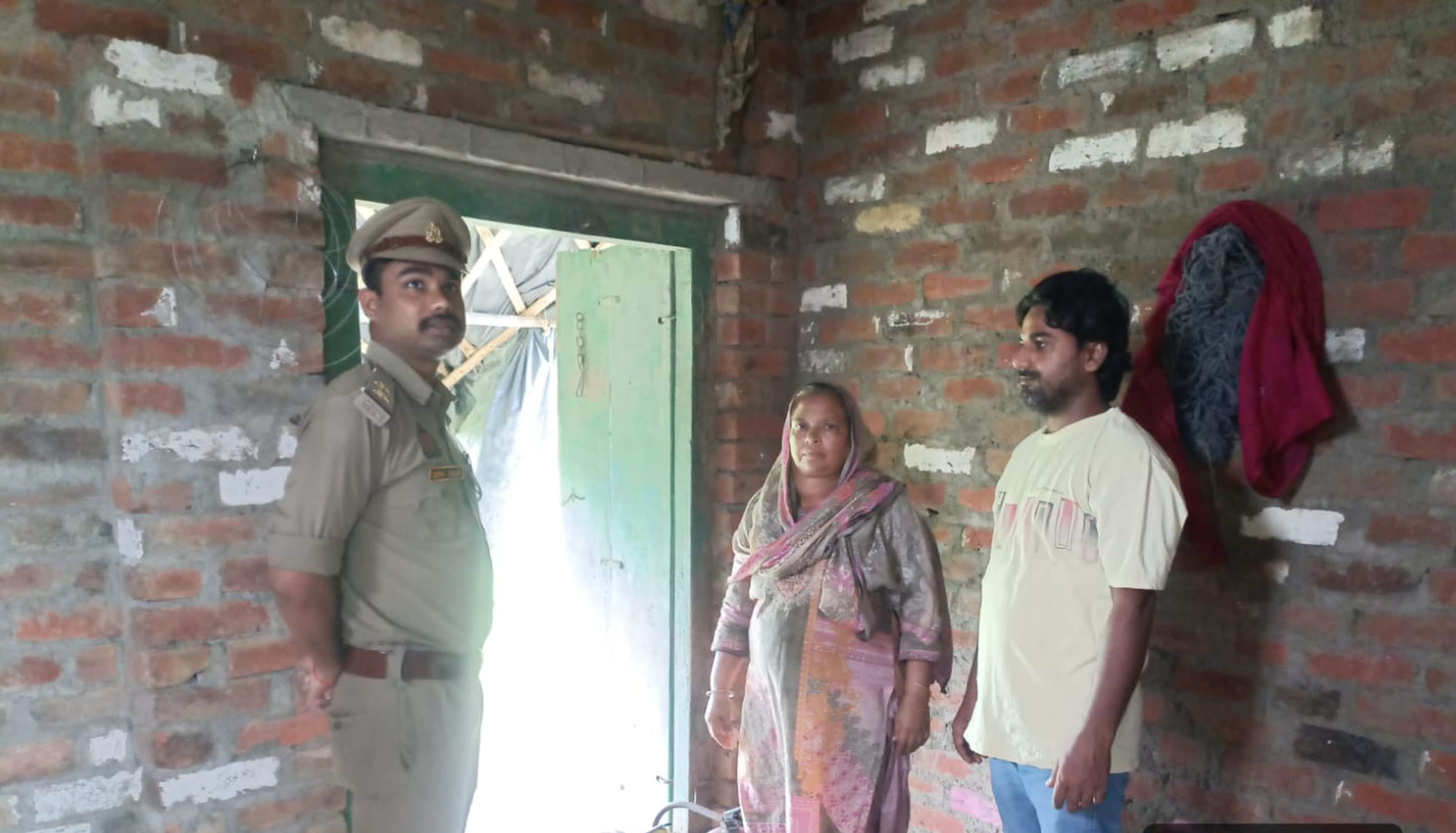 फोटो 10-आमापुर में पटाखा निर्माता की कोठरी में जांच करती पुलिस। संवाद