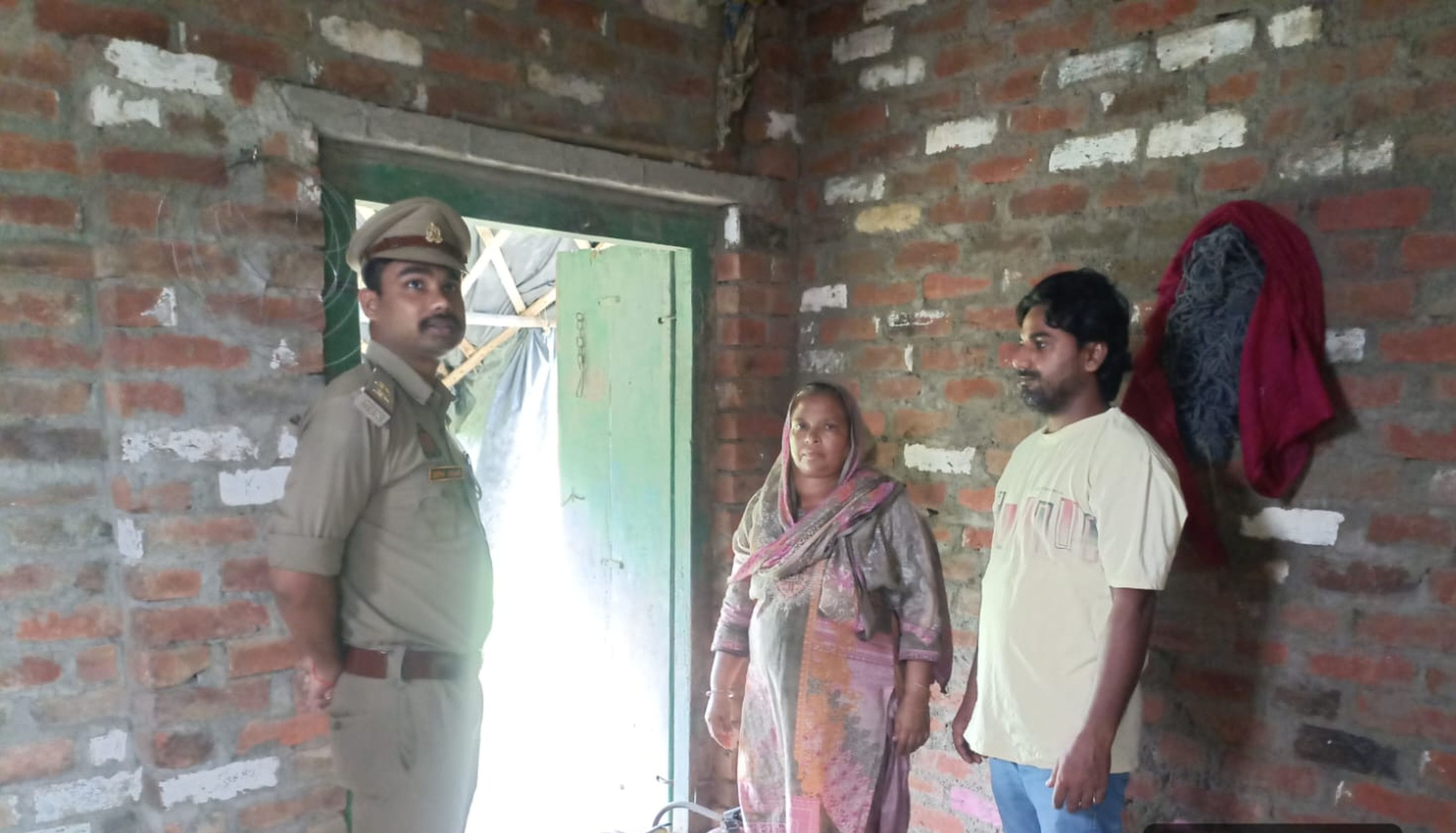 फोटो 10-आमापुर में पटाखा निर्माता की कोठरी में जांच करती पुलिस। संवाद