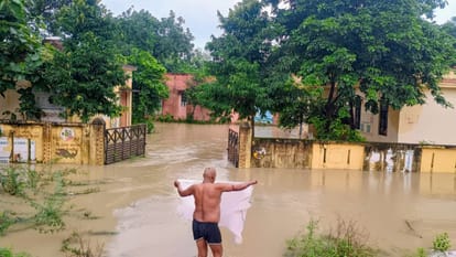 फोटो-10-तिंदवारी के प्राथमिक स्वास्थ्य केंद्र परसौडा में भरा घुटनों तक पानी। संवाद