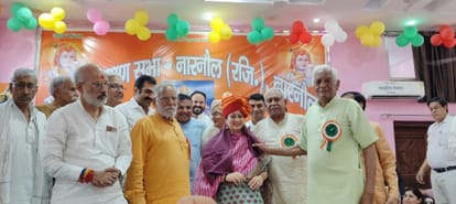 फोटो 16: स्वास्थ्य मंत्री आरती राव का स्वागत करते कार्यकर्ता व समर्थक। स्रोत: प्रवक्ता