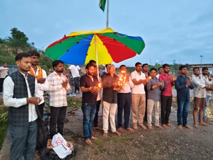 फोटो 18- केन नदी तट पर महाआरती करते श्रद्धालु। स्रोत - आयोजक