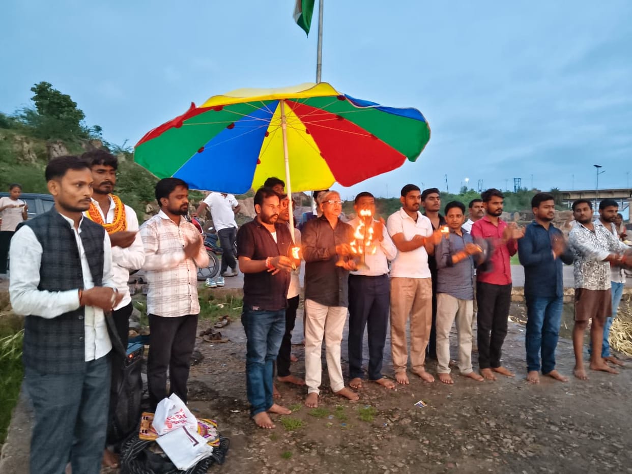 Maha Aarti on the banks of Ken River despite heavy rain