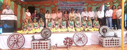 फोटो 2 नरवाना। जिला स्तरीय कल्चरल फेस्ट में विजेता बिधराना स्कूल की टीम। स्रोत संस्थान।