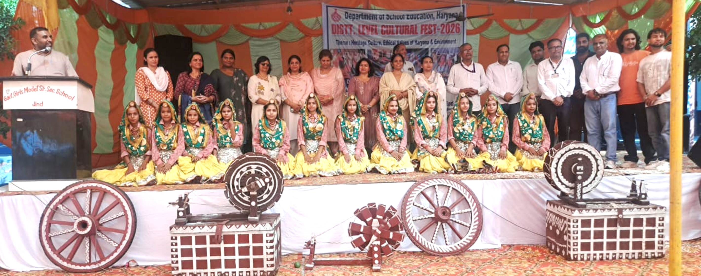 फोटो 2 नरवाना। जिला स्तरीय कल्चरल फेस्ट में विजेता बिधराना स्कूल की टीम। स्रोत संस्थान।