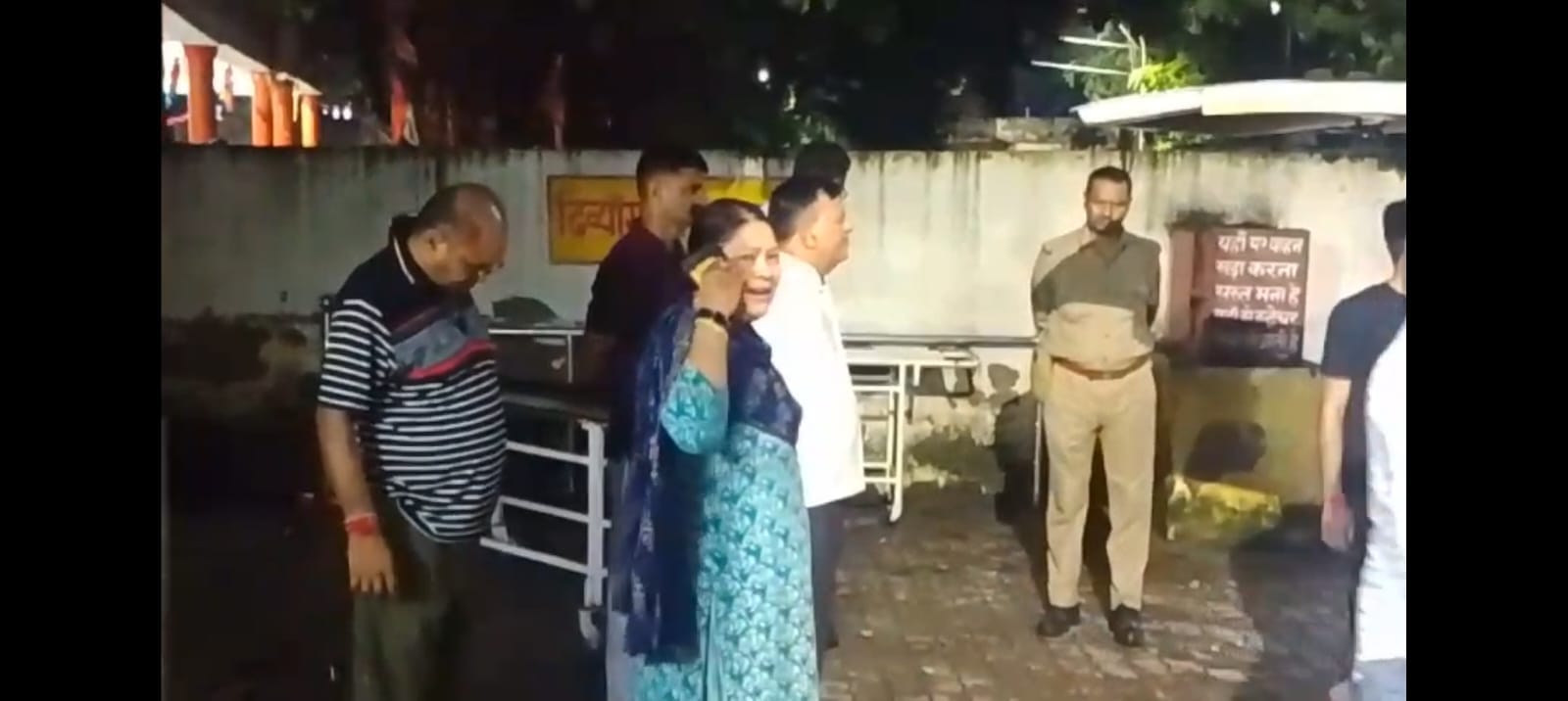 फोटो-26-जिला अस्पताल की इमरजेंसी के बाहर मौजूद परिजन। संवाद