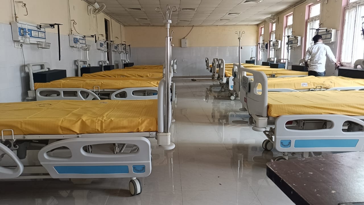 Vaccination drive intensified at the district hospital; 32 beds reserved at the facility.