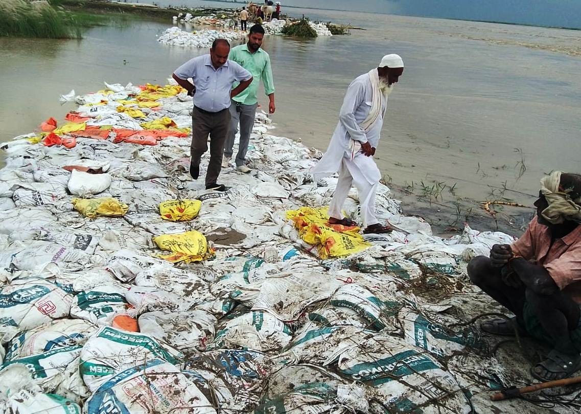 फोटो 42- किलौनी में कटानरोधी कार्यों का निरीक्षण करते अधिकारी। स्रोत विभाग