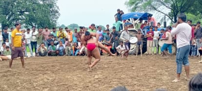 फोटो-44-दंगल में दांव पेच आजमाते पहलवान। संवाद