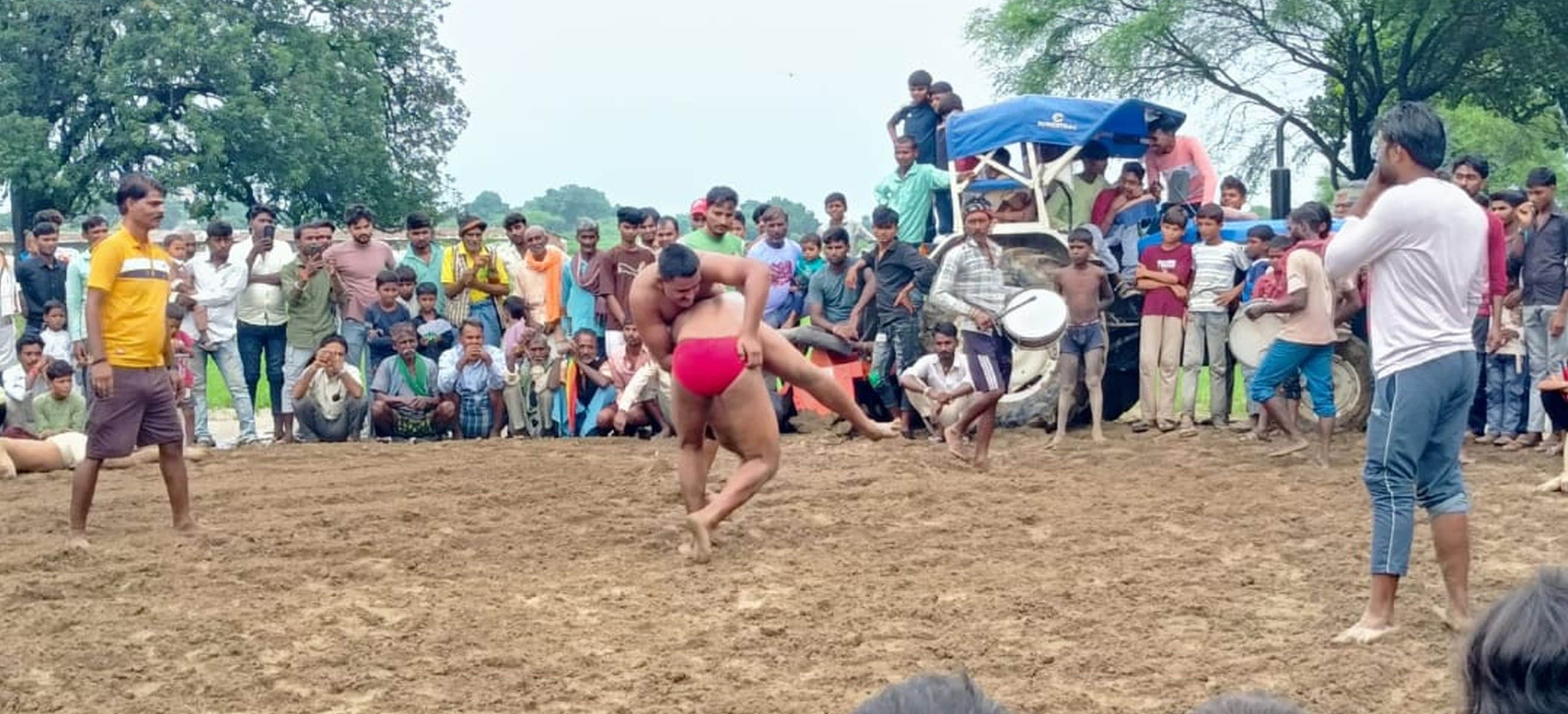 फोटो-44-दंगल में दांव पेच आजमाते पहलवान। संवाद