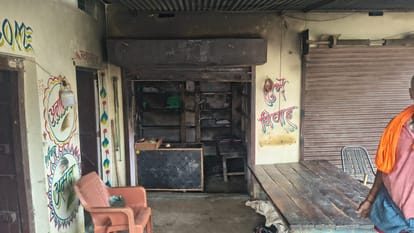 फोटो-5-दुकान में आग लगने से सामान जल गया। संवाद