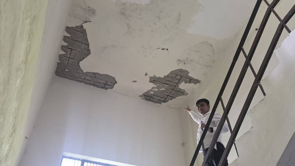 Risk of accident due to dilapidated roof slab at the Mini Secretariat.