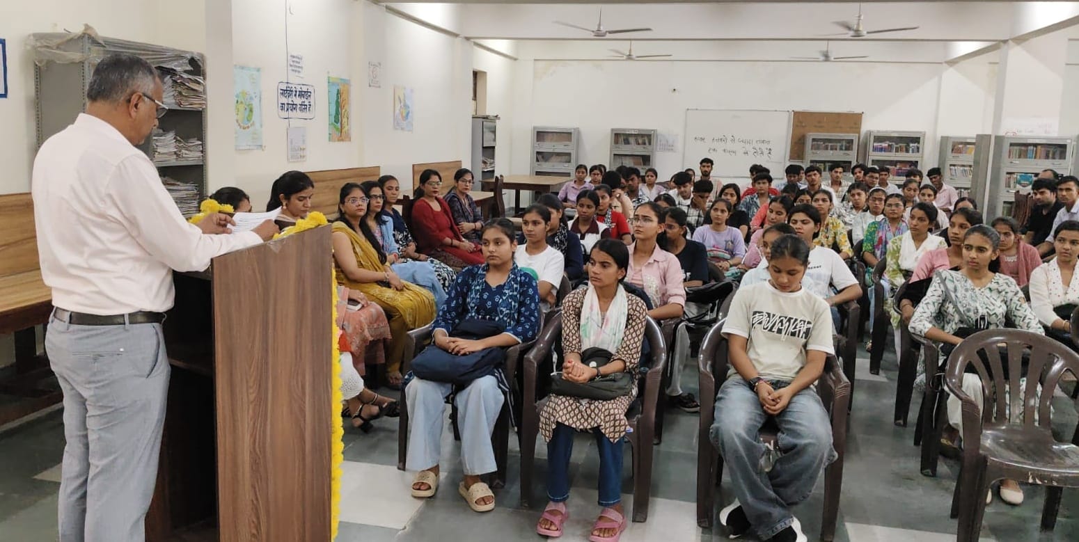 -फोटो 81 : छारा के राजकीय महाविद्यालय में विद्यार्थियों को संबोधित करते प्राचार्य डॉ. सुशील दला
