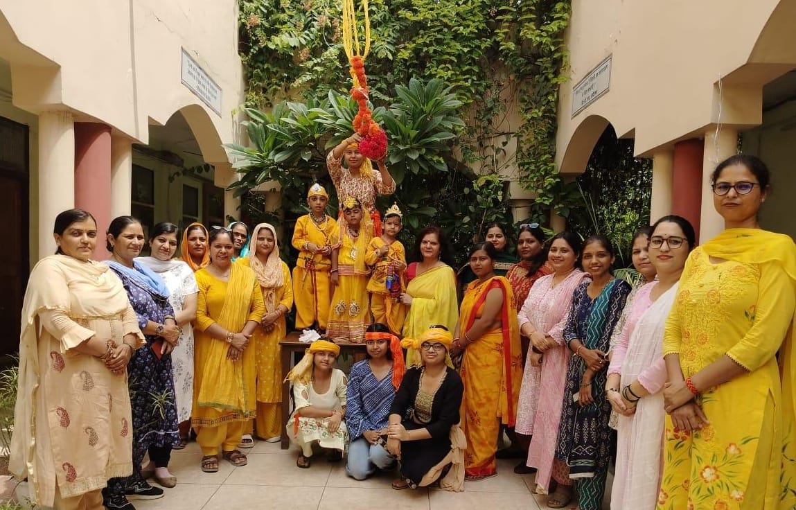 -फोटो 85 : वैश्य महाविद्यालय में आयोजित दही-हांडी कार्यक्रम में मौजूद छात्राएं व प्राचार्य डॉ. 