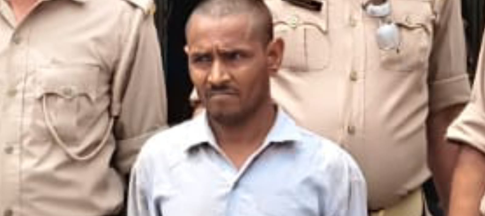 फोटो 9 पुलिस की गिरफ्त में मासूम से हैवानियत करने वाला आरोपी। संवाद
