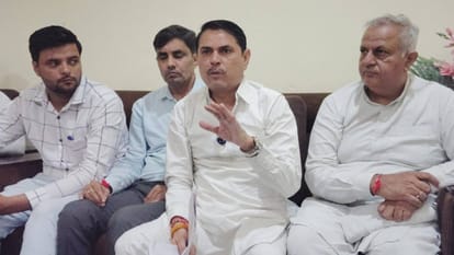 फोटो - बरोदा रोड पर कांग्रेस कार्यालय में प्रैसवार्ता में संबोधित करते हुए विधायक इंदुराज नरवाल