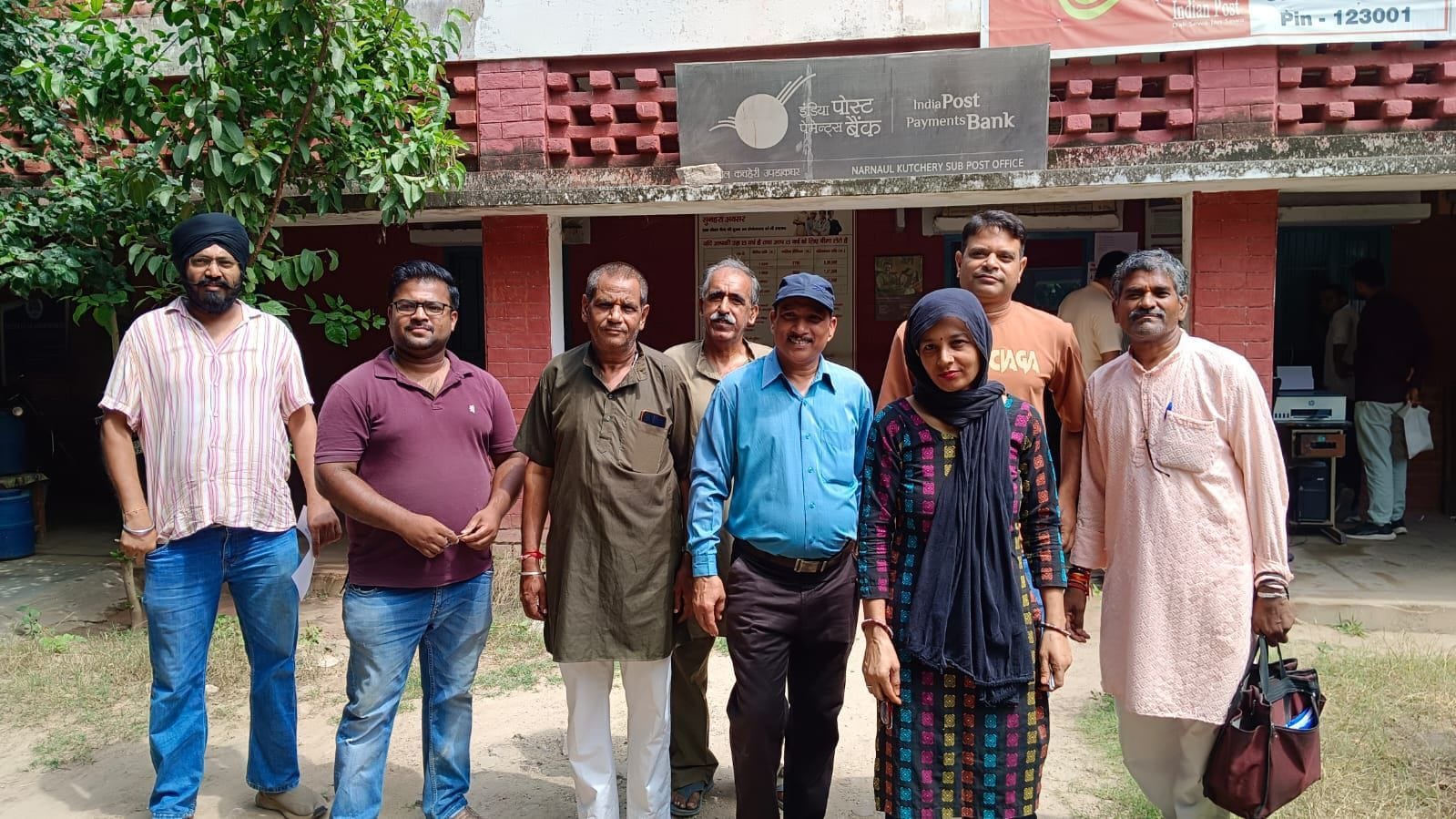 फोटो नंबर-04पोस्ट आफिस में विरोध जताते एजेंट। संवाद