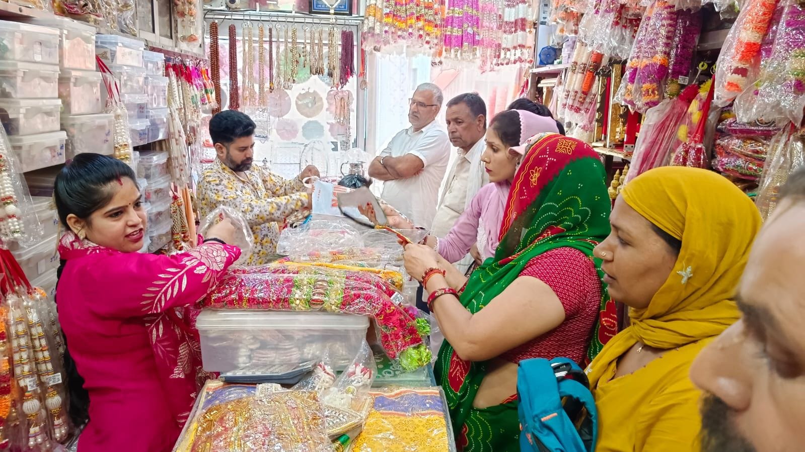 फोटो नंबर-06जन्माष्टमी के पर्व को लेकर ठाकुरजी के श्रृंगार का सामान खरीदते लोग। संवाद