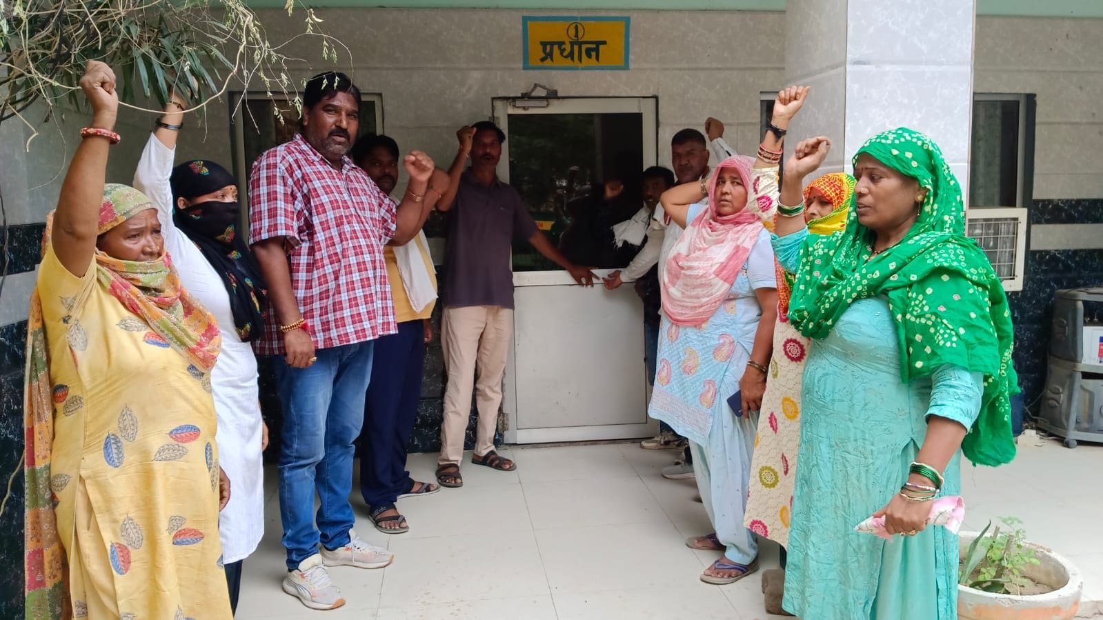 फोटो नंबर-15नप प्रधान कार्यालय की तालाबंदी कर प्रदर्शन करते सफाई कर्मचारी। संवाद