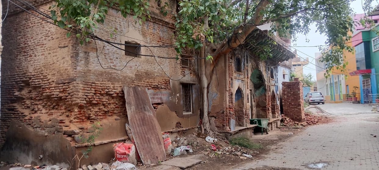 Over 20 dilapidated havelis across 15 city wards; administration remains silent.