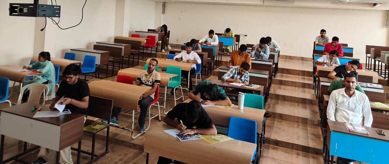 फोटो संख्या:79-हिंदी पखवाड़े के अंर्तगत आयोजित प्रतियोगिता में भाग लेते==स्रोत- हकेंवि
