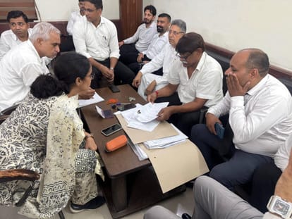 फोटो :: सोनीपत बार एसोसिएशन चुनाव को लेकर नामांकन लेते आरओ अनूप सिंह दहिया व अन्य। स्रोत बार एस