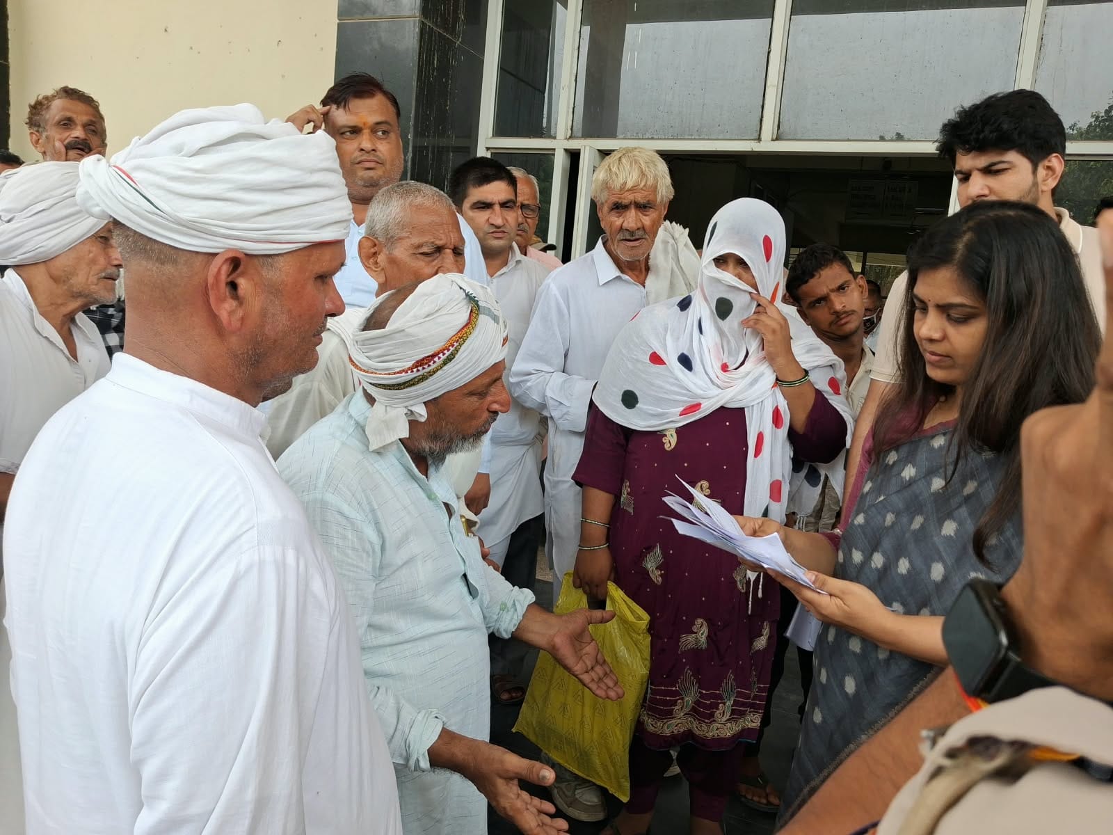 फोटो : सोनीपत के लघु सचिवालय में उपायुक्त को मांगपत्र सौंपते किसान। स्रोत: संगठन