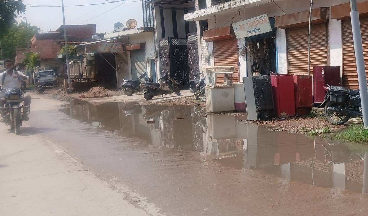 गोंडा के आईटीआई चौराहे के पास सड़क पर भरा पानी। 