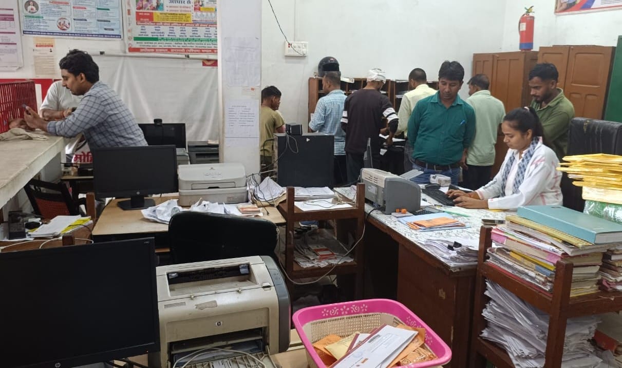 Department fails to replace burnt-out router for 15 days; transactions worth 3 crore affected.