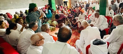 ग्रामीणों को संबोधित करते इनेलो नेत्री सुनैना चौटाला। संवाद