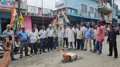 गरुड़ के गांधी चबूतरे में भाजपा का पुतला फूंकते कांग्रेसी। संवाद