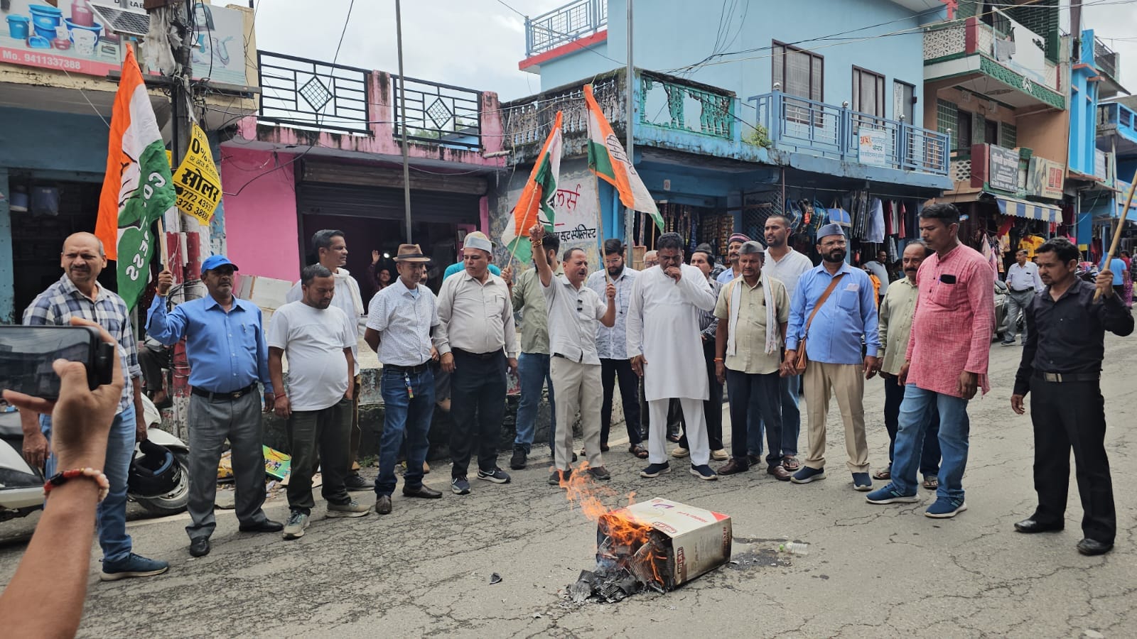 गरुड़ के गांधी चबूतरे में भाजपा का पुतला फूंकते कांग्रेसी। संवाद