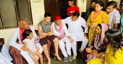 गांव मोहमम्द आजमपुर में परिवार को सांत्वना देने पहुंचे सपा विधायक। स्रोत: सपा