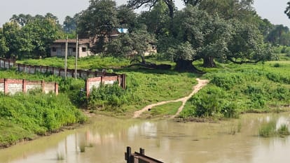 गयाजी के मानपुर प्रखंड के अमरी गांव में पेमार नदी का पानी सड़क पर बहने से आवागमन बाधित।