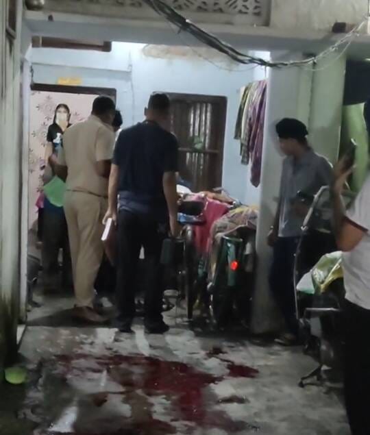 घटनास्थल पर जांच करती पुलिस और फोरेंसिक टीम। संवाद