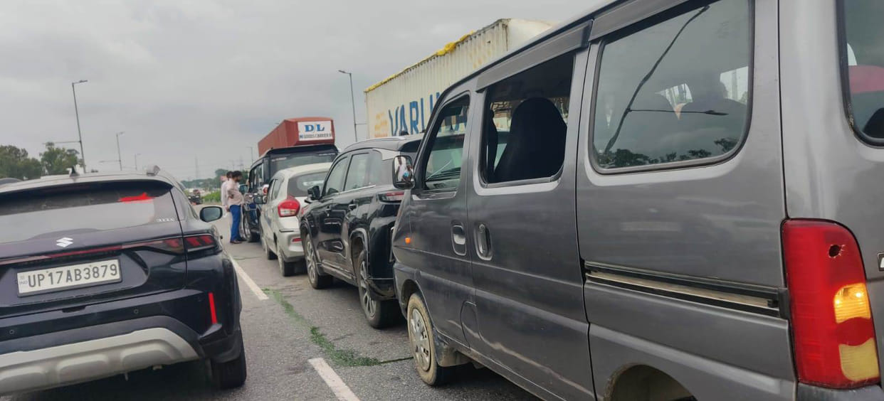 Four cars collided after sudden braking; a major accident was averted.